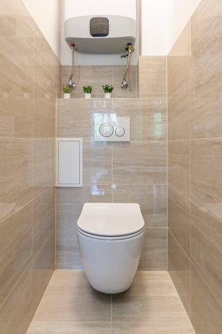Village-like Peace & Quiet In City + Parking Apartamento
