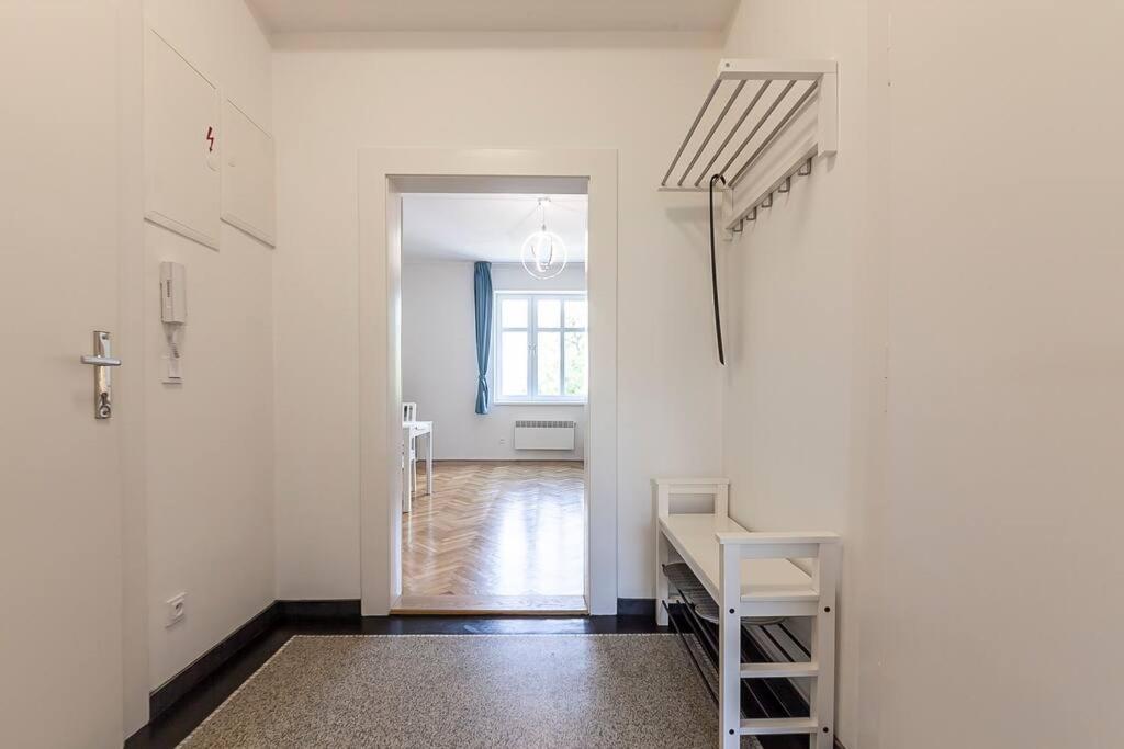 Village-like Peace & Quiet In City + Parking Apartamento Praga