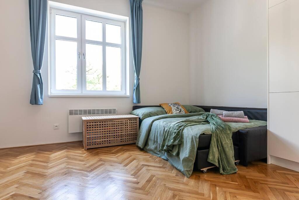 Village-like Peace & Quiet In City + Parking Apartamento