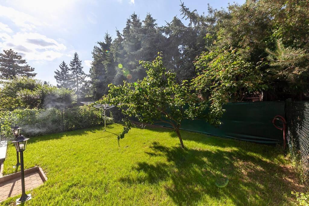 Village-like Peace & Quiet In City + Parking Apartamento Praga