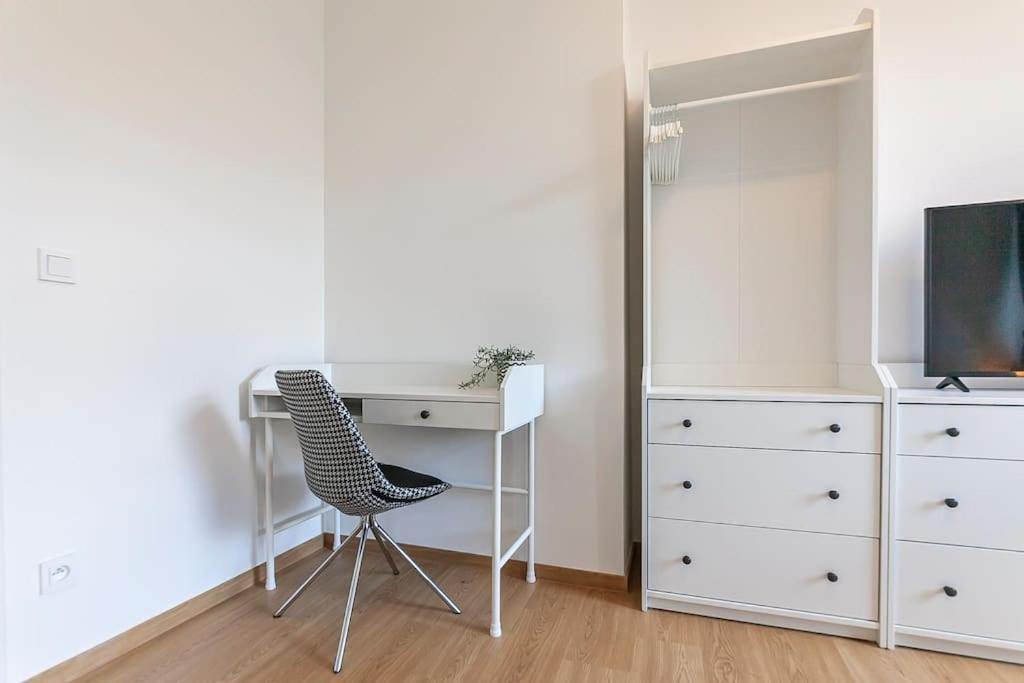 Village-like Peace & Quiet In City + Parking Apartamento
