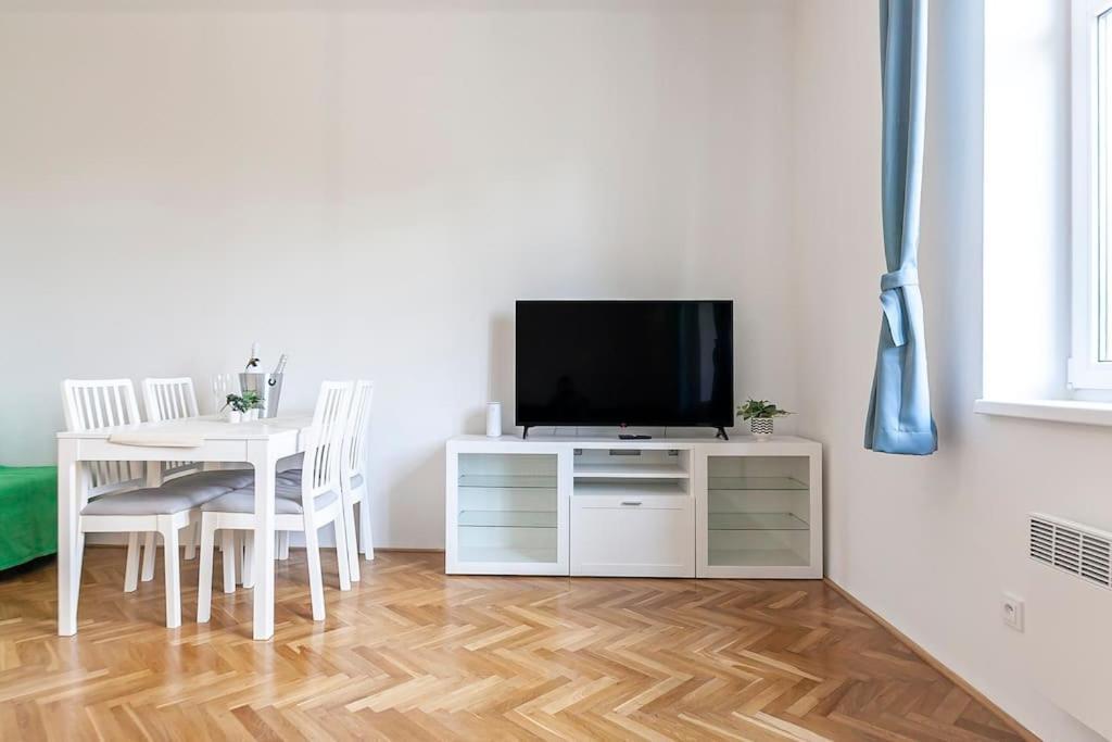 Village-like Peace & Quiet In City + Parking Apartamento
