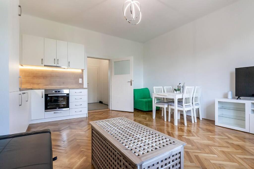 Village-like Peace & Quiet In City + Parking Apartamento