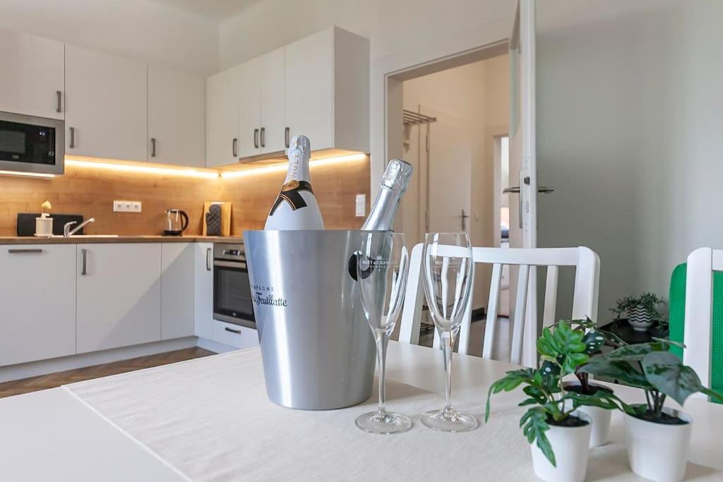Village-like Peace & Quiet In City + Parking Apartamento