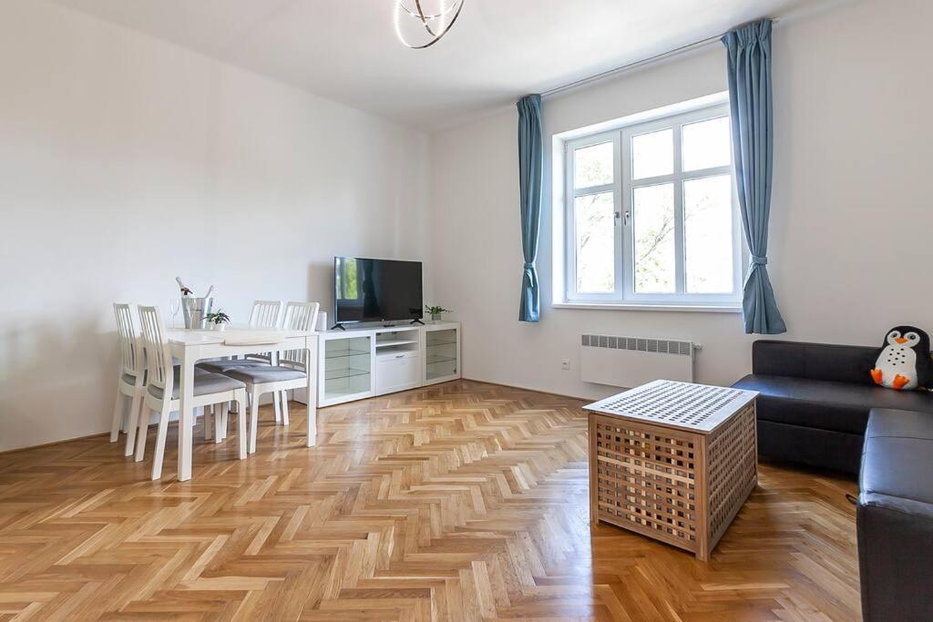 Village-like Peace & Quiet In City + Parking Apartamento *
