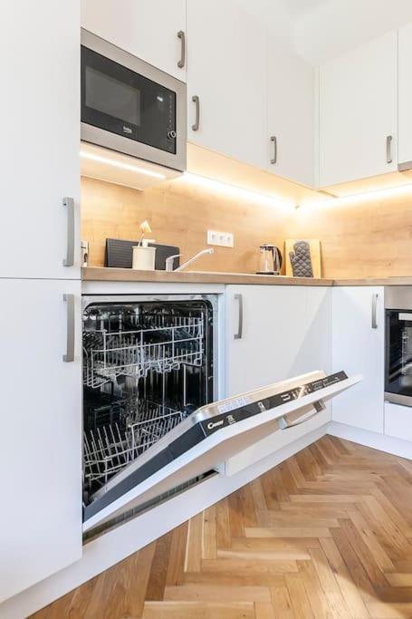 Village-like Peace & Quiet In City + Parking Apartamento Praga